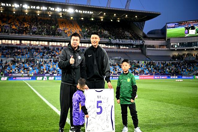 开云体育平台APP-足球传奇谢幕，球迷泪洒赛场