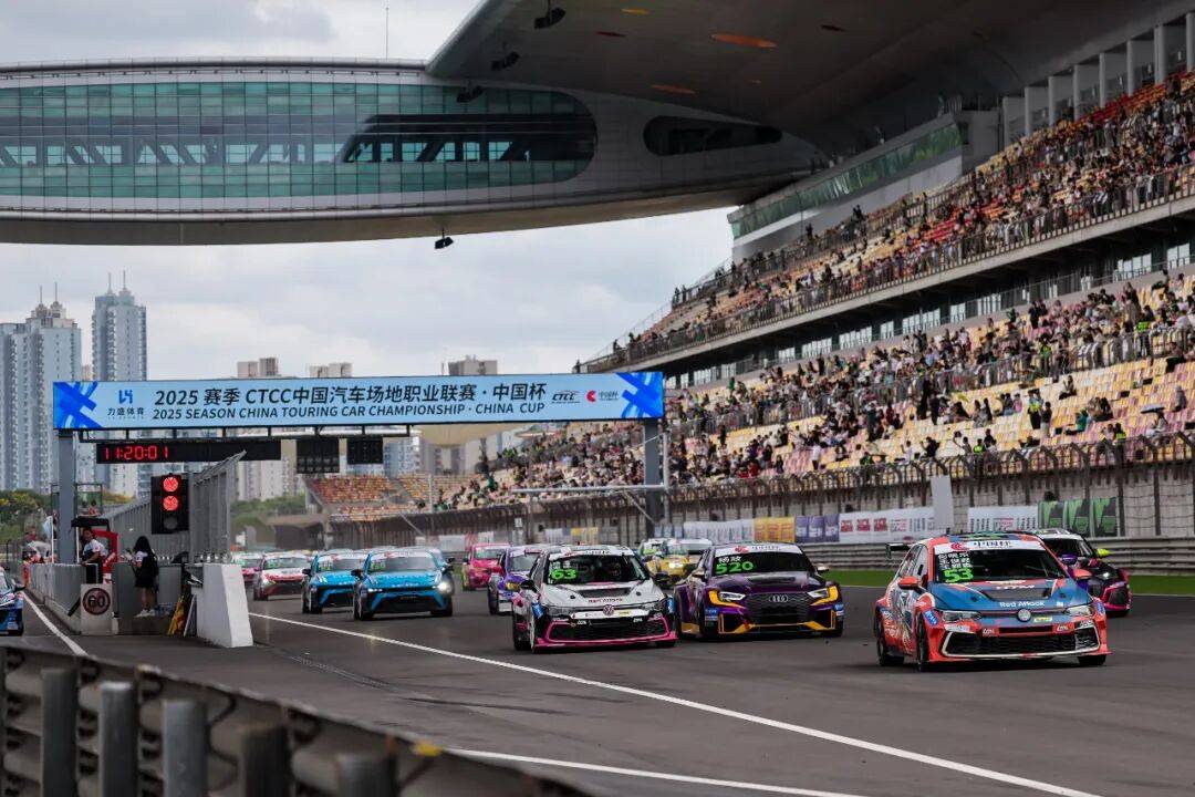 场面火爆！赛车观众席沸腾不已的简单介绍