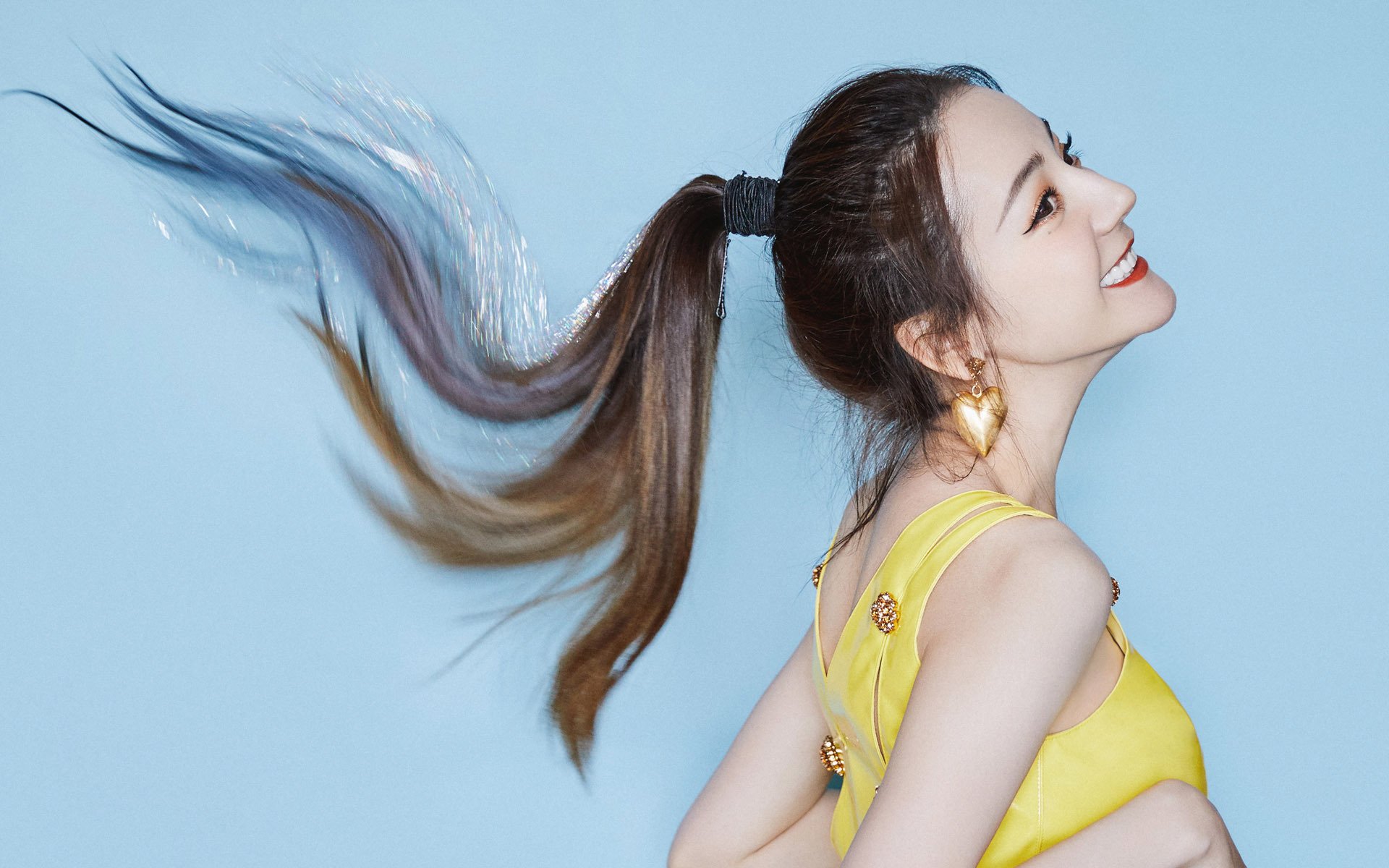 轨道上的轰鸣与球场上的心跳，当精密机械与血肉之躯共奏决胜狂想曲